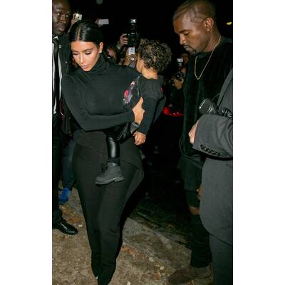 Kim Kardashian & Kanye West mit Nori in der Front Row
