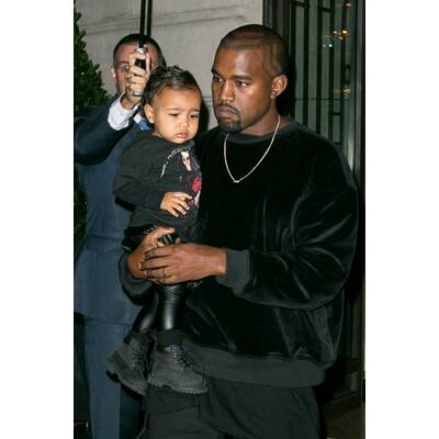Kim Kardashian & Kanye West mit Nori in der Front Row