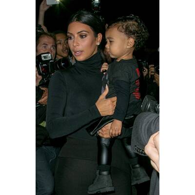 Kim Kardashian & Kanye West mit Nori in der Front Row
