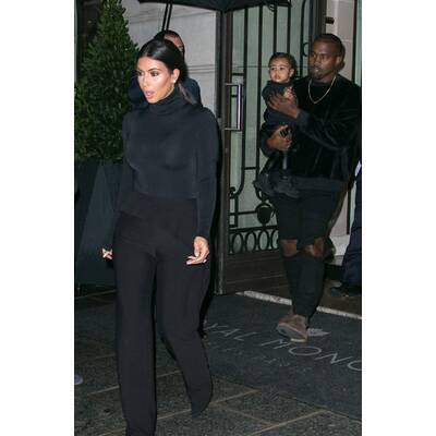 Kim Kardashian & Kanye West mit Nori in der Front Row