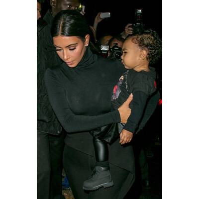 Kim Kardashian & Kanye West mit Nori in der Front Row