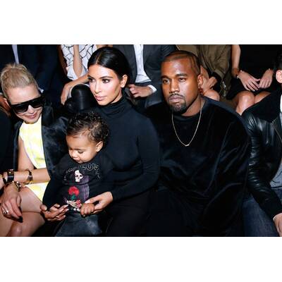 Kim Kardashian & Kanye West mit Nori in der Front Row