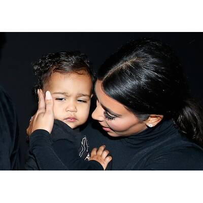 Kim Kardashian & Kanye West mit Nori in der Front Row