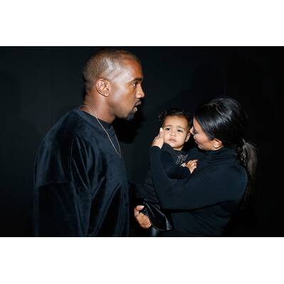 Kim Kardashian & Kanye West mit Nori in der Front Row