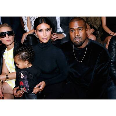 Kim Kardashian & Kanye West mit Nori in der Front Row
