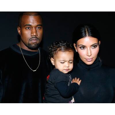 Kim Kardashian & Kanye West mit Nori in der Front Row