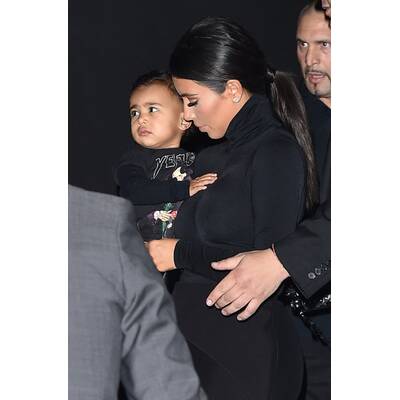 Kim Kardashian & Kanye West mit Nori in der Front Row