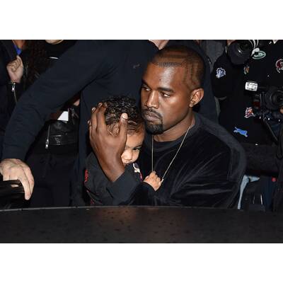 Kim Kardashian & Kanye West mit Nori in der Front Row