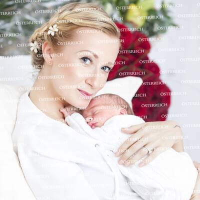 Karina Sarkissova mit Baby Lev