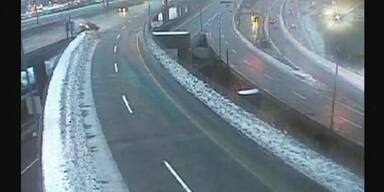 Auto stürzt Brücke hinab