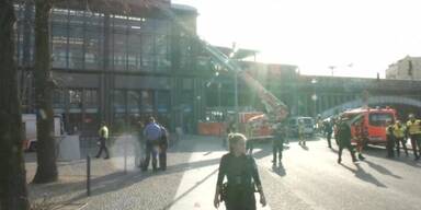 Mann auf Dach legt Bahnverkehr lahm