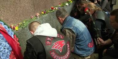 Nachtw&ouml;lfe gedenken Kriegsopfern