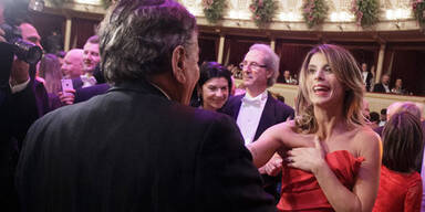 Elisabetta Canalis: Nippelblitzer bei Lugner-Tanz