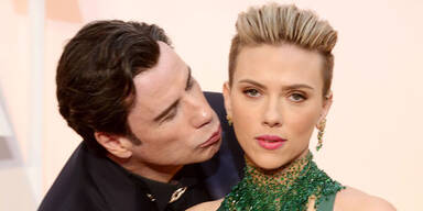 Oscars: John Travolta & Scarlett Johansson