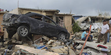 Autos flogen durch die Stadt