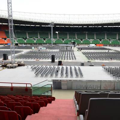 Aufbauarbeiten für die Show