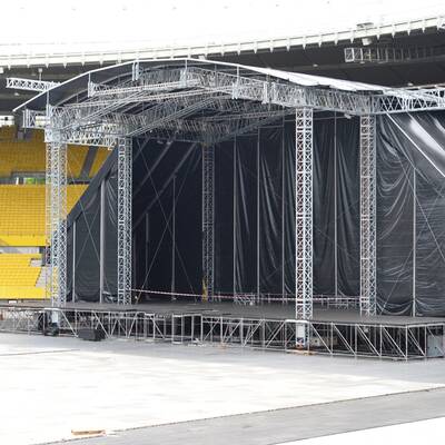 Aufbauarbeiten für die Show