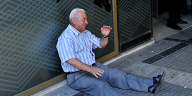 Australier hilft weinendem Pensionisten