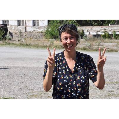 Ursula Strauß & Co-Stars besuchen Set von 