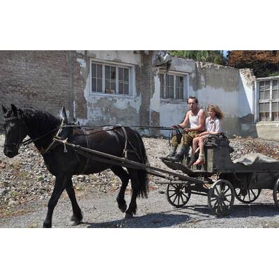 Ursula Strauß & Co-Stars besuchen Set von 