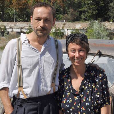 Ursula Strauß & Co-Stars besuchen Set von 