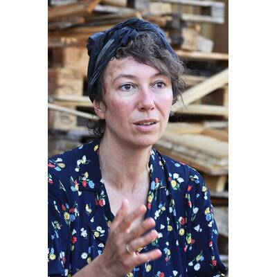 Ursula Strauß & Co-Stars besuchen Set von 