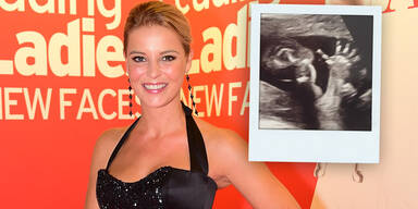 Christine Reiler zeigt Ultraschallbild