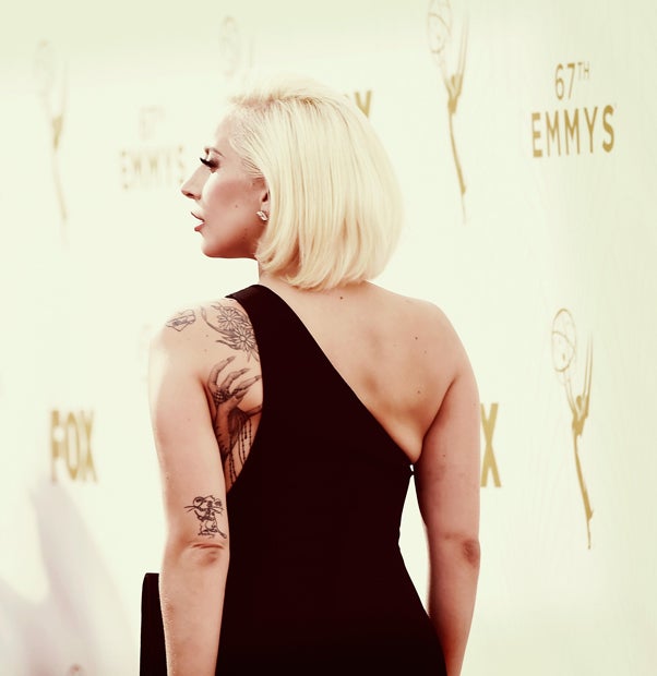 Emmys 2015: Lady Gaga zeigt ihre Tattoos