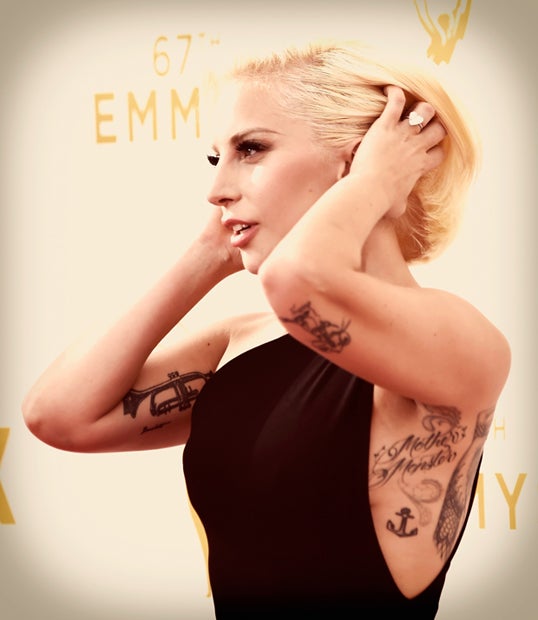 Emmys 2015: Lady Gaga zeigt ihre Tattoos