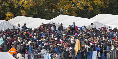 20.000 stürmen unsere Grenze