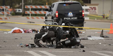 Auto rast in Zuschauermenge: 4 Tote