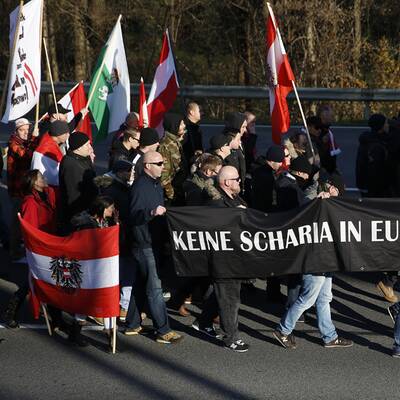 Rechte Demo in Spielfeld