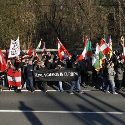 Rechte Demo in Spielfeld