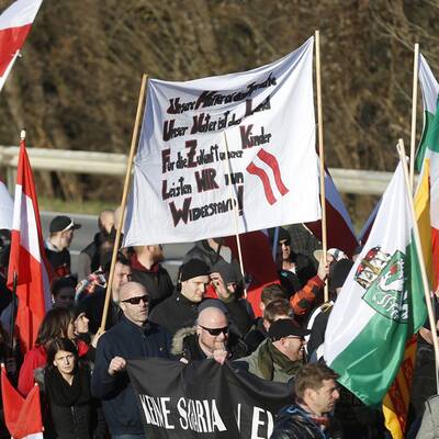 Rechte Demo in Spielfeld