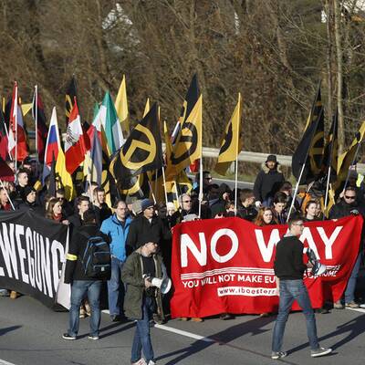 Rechte Demo in Spielfeld
