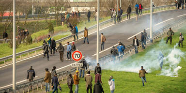 Tausend Fl&uuml;chtlinge wollen durch Eurotunnel