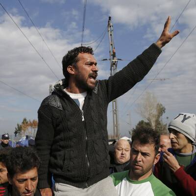 Idomeni - Flüchtlinge blockieren die Bahnstrecke