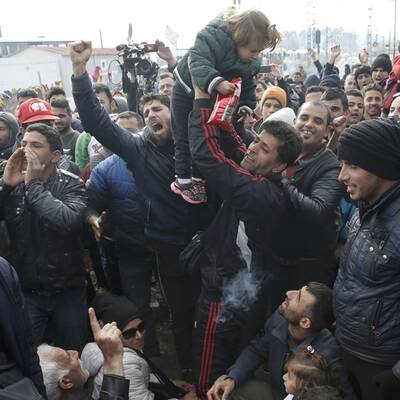 Idomeni - Flüchtlinge blockieren die Bahnstrecke