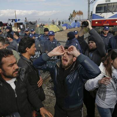 Idomeni - Flüchtlinge blockieren die Bahnstrecke