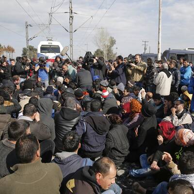 Idomeni - Flüchtlinge blockieren die Bahnstrecke
