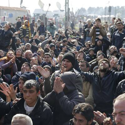 Idomeni - Flüchtlinge blockieren die Bahnstrecke