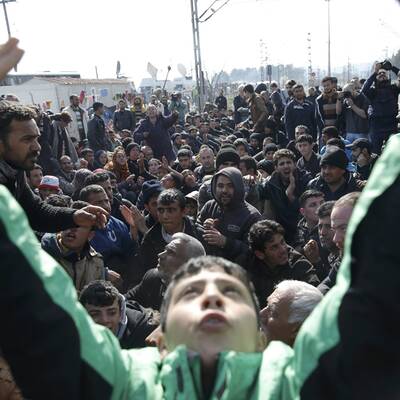 Idomeni - Flüchtlinge blockieren die Bahnstrecke
