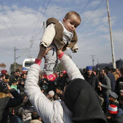 Idomeni - Flüchtlinge blockieren die Bahnstrecke