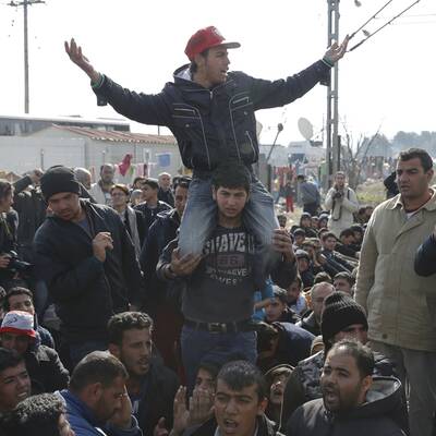 Idomeni - Flüchtlinge blockieren die Bahnstrecke