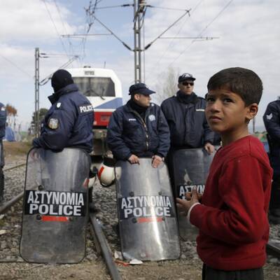 Idomeni - Flüchtlinge blockieren die Bahnstrecke