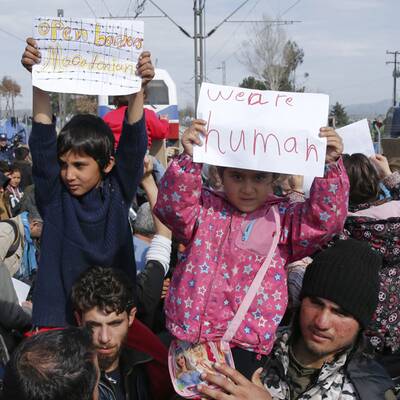 Idomeni - Flüchtlinge blockieren die Bahnstrecke