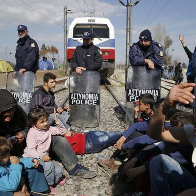 Idomeni - Flüchtlinge blockieren die Bahnstrecke