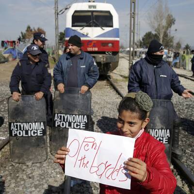 Idomeni - Flüchtlinge blockieren die Bahnstrecke