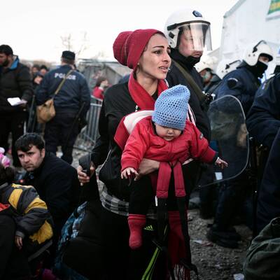 Idomeni - Flüchtlinge blockieren die Bahnstrecke