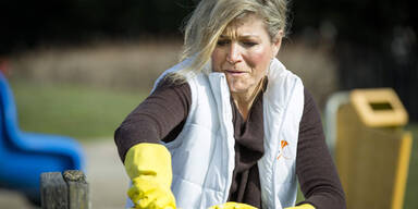 Máxima & Willem-Alexander putzen Spielplatz